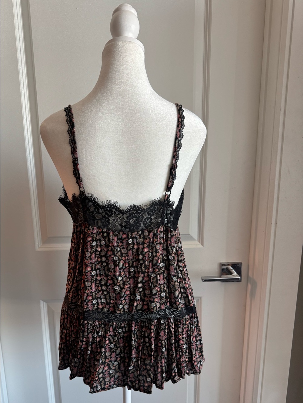 American Eagle Outfitters Women's Tank Top Black Lace Floral Print Size Medium - Picture 4 of 10